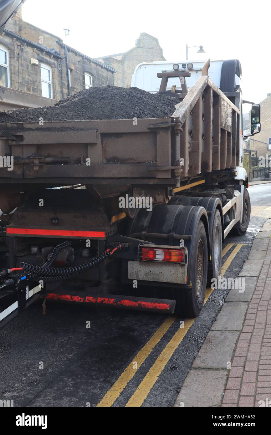 Un camion in un cantiere stradale a Farsley Foto Stock