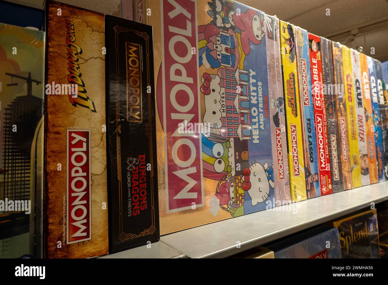 Barnes & Noble Booksellers sulla Fifth Avenue a New York City offre un'ampia selezione di giochi, USA 2024 Foto Stock