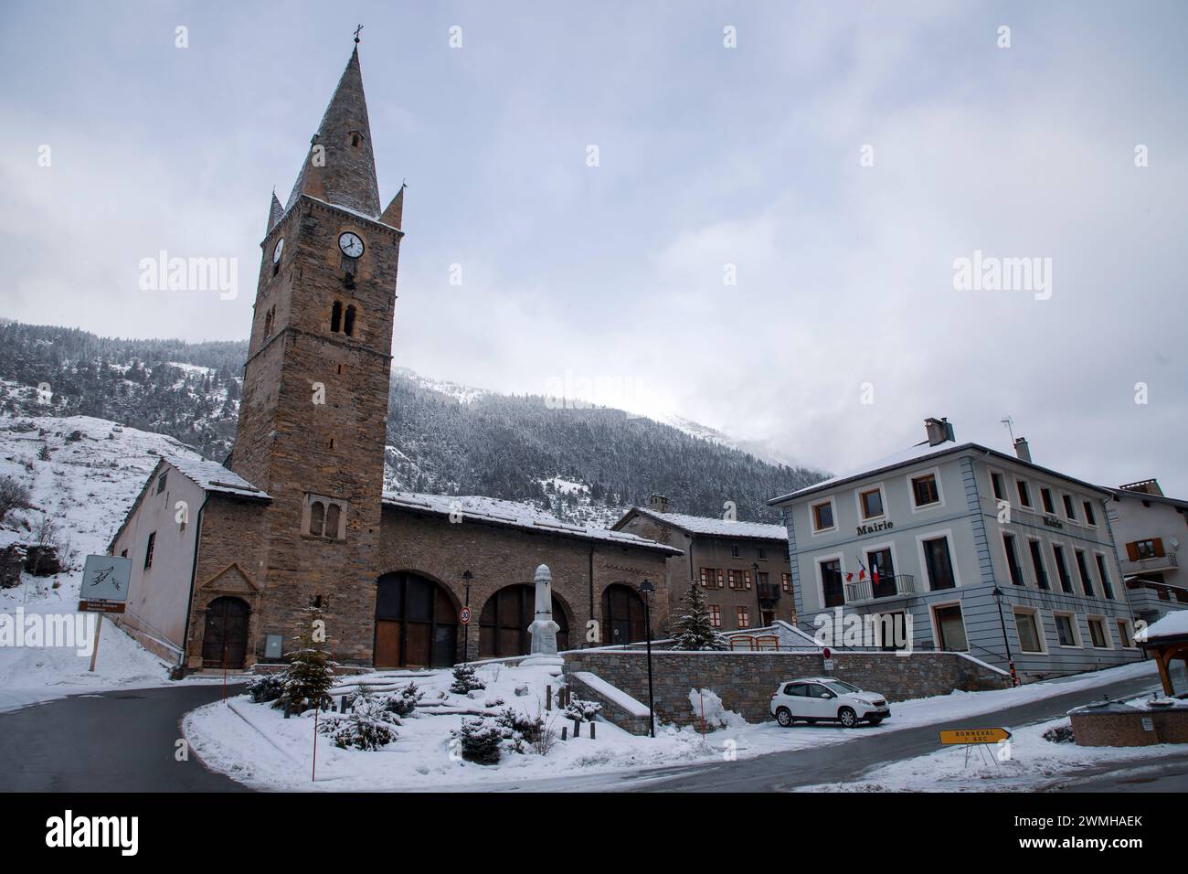 Un campanile, il monumento ai soldati caduti della prima guerra mondiale e il municipio di Lanslebourg, una piccola e pittoresca cittadina delle Alpi francesi Foto Stock
