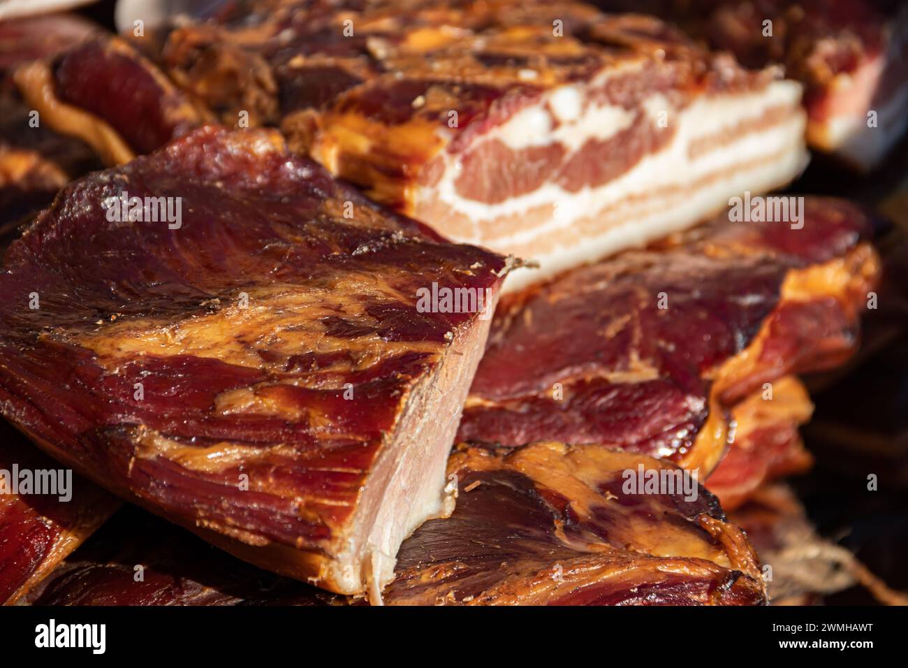 Pancetta esposta e carne secca prodotti domestici presentati per la vendita sul mercato agricolo del villaggio di Kacarevo, pancetta da gastronomia e prodotti a base di carne secca Foto Stock