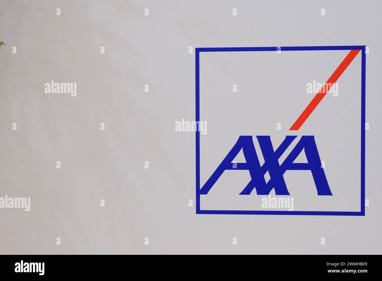 Parigi, Francia. 26 febbraio 2024. Logo AXA al 60° Salone Internazionale dell'Agricoltura (sia 2024) all'Expo di Parigi (Parc des Expositions), porte de Versailles. Parigi Francia il 26 febbraio 2024. Foto di Marie Hubert Psaila/ABACAPRESS.COM credito: Abaca Press/Alamy Live News Foto Stock