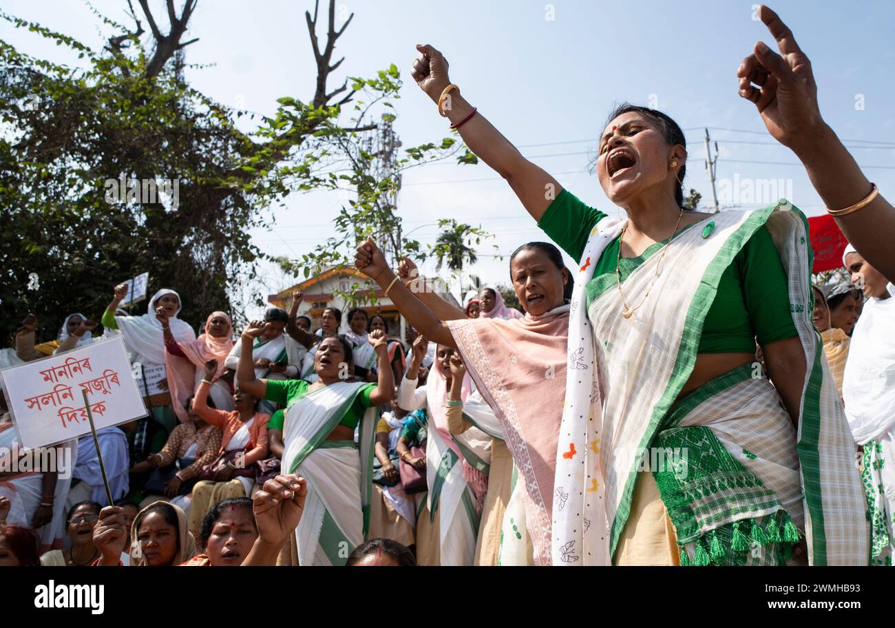 Migliaia di lavoratori dell'Anganwadi levano slogan mentre organizzano una protesta chiedendo un aumento dei loro salari, il 26 febbraio 2024 a Guwahati, Assam, India. Crediti: David Talukdar/Alamy Live News Foto Stock