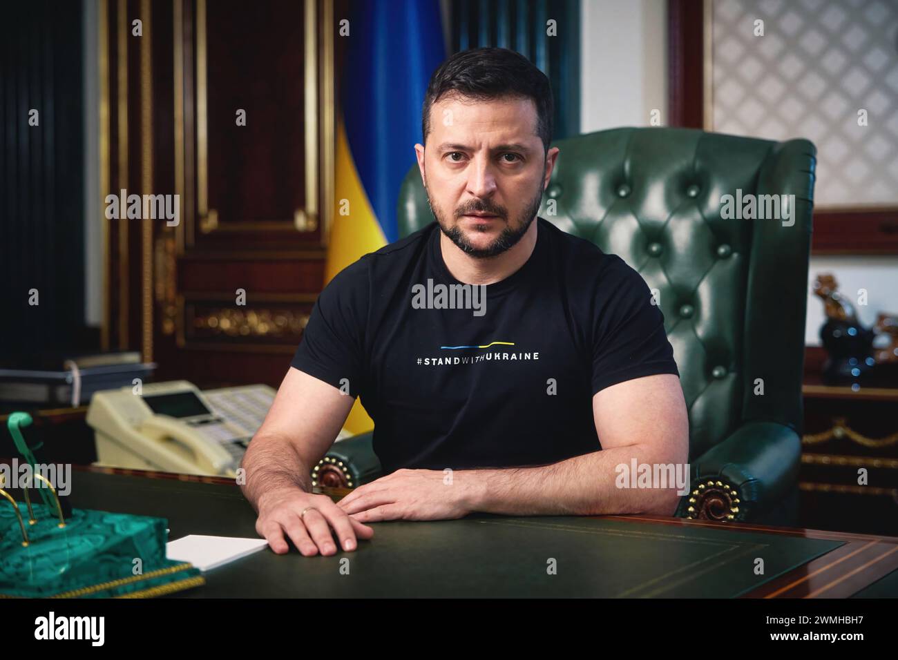Kiev, Ucraina - 22 settembre 2022: il presidente ucraino Volodymyr Zelenskyy è seduto alla sua scrivania nell'ufficio presidenziale di fronte alla telecamera Foto Stock