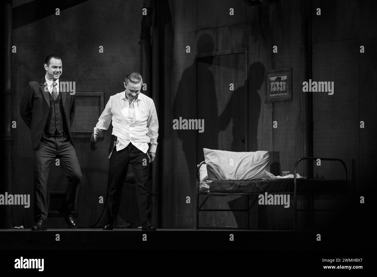 MARTIN FREEMAN, DANY DYER, PINTER PLAY, LONDRA, 2019: Gli attori Martin Freeman e Danny Dyer nel primo Harold Pinter interpretano Un cameriere stupido (1958) prendono il loro sipario sul palco al Pinter Theatre di Londra il 6 febbraio 2019. Foto: Rob Watkins. INFO: 'The Dumb Waiter' di Harold Pinter è un'opera in un atto che approfondisce temi dell'esistenzialismo e dell'assurdità. Ambientato in un seminterrato, segue due sicari in attesa del loro prossimo incarico, navigando messaggi criptici da un datore di lavoro invisibile, portando a tensioni e interrogativi esistenziali. Foto Stock
