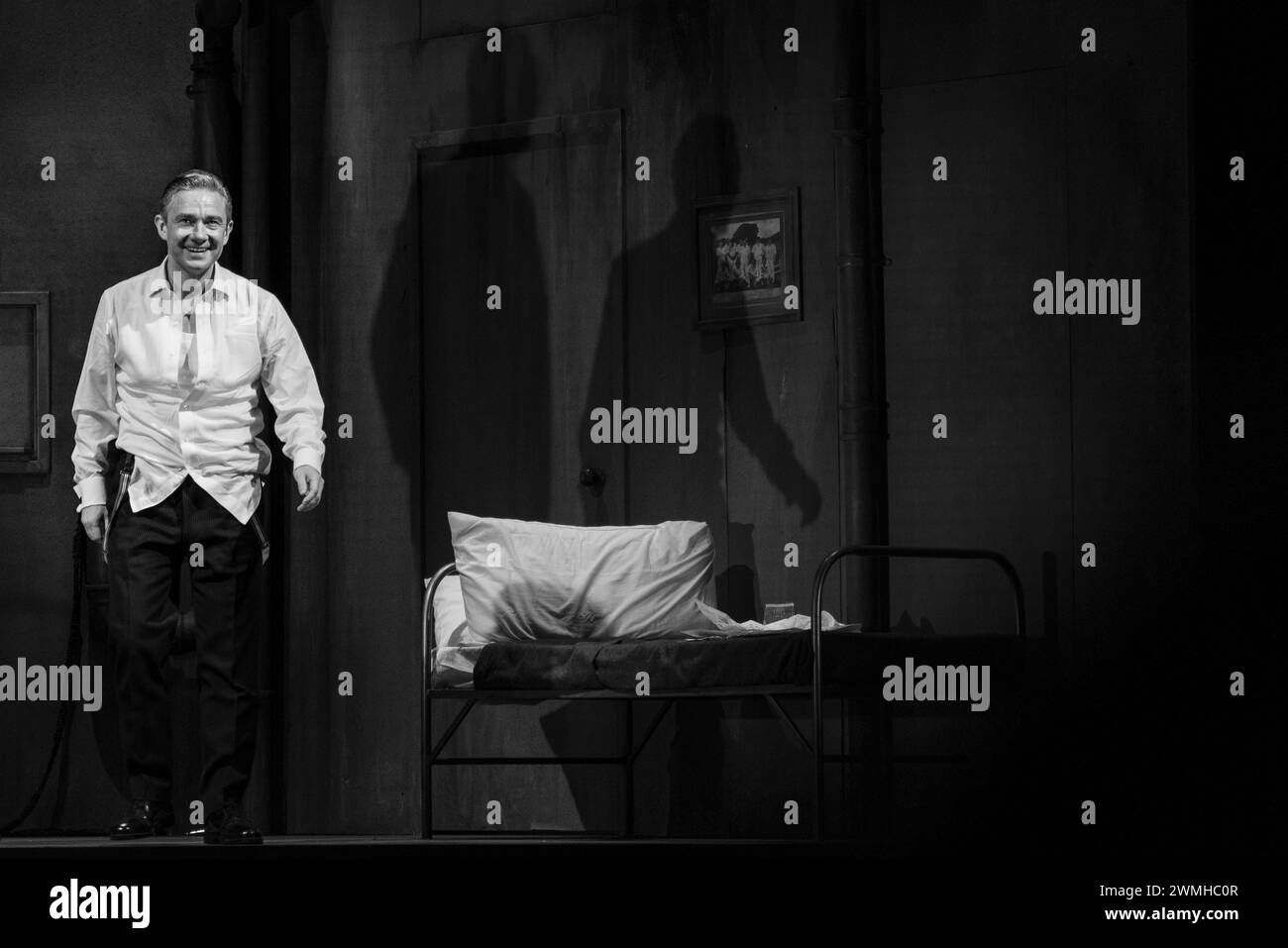 ATTORE MARTIN FREEMAN, PINTER PLAY, LONDRA, 2019: Martin Freeman in the Early Harold Pinter play The Dumb Waiter (1958) prende una chiamata al Pinter Theatre di Londra il 6 febbraio 2019. Foto: Rob Watkins. INFO: 'The Dumb Waiter' di Harold Pinter è un'opera in un atto che approfondisce temi dell'esistenzialismo e dell'assurdità. Ambientato in un seminterrato, segue due sicari in attesa del loro prossimo incarico, navigando messaggi criptici da un datore di lavoro invisibile, portando a tensioni e interrogativi esistenziali. Foto Stock