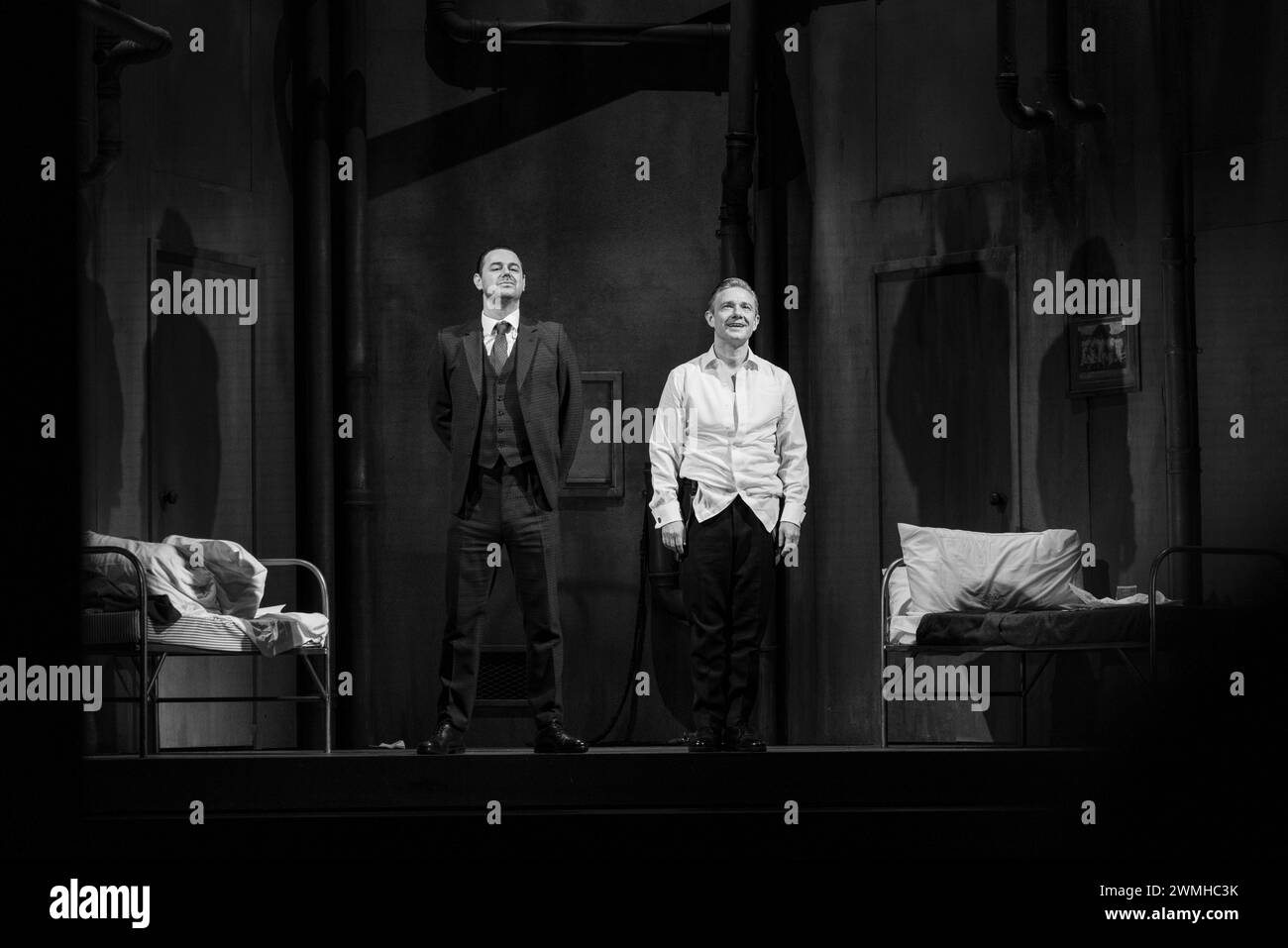 MARTIN FREEMAN, DANY DYER, PINTER PLAY, LONDRA, 2019: Gli attori Martin Freeman e Danny Dyer nel primo Harold Pinter interpretano Un cameriere stupido (1958) prendono il loro sipario sul palco al Pinter Theatre di Londra il 6 febbraio 2019. Foto: Rob Watkins. INFO: 'The Dumb Waiter' di Harold Pinter è un'opera in un atto che approfondisce temi dell'esistenzialismo e dell'assurdità. Ambientato in un seminterrato, segue due sicari in attesa del loro prossimo incarico, navigando messaggi criptici da un datore di lavoro invisibile, portando a tensioni e interrogativi esistenziali. Foto Stock