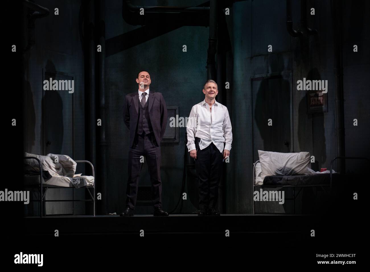 MARTIN FREEMAN, DANY DYER, PINTER PLAY, LONDRA, 2019: Gli attori Martin Freeman e Danny Dyer nel primo Harold Pinter interpretano Un cameriere stupido (1958) prendono il loro sipario sul palco al Pinter Theatre di Londra il 6 febbraio 2019. Foto: Rob Watkins. INFO: 'The Dumb Waiter' di Harold Pinter è un'opera in un atto che approfondisce temi dell'esistenzialismo e dell'assurdità. Ambientato in un seminterrato, segue due sicari in attesa del loro prossimo incarico, navigando messaggi criptici da un datore di lavoro invisibile, portando a tensioni e interrogativi esistenziali. Foto Stock