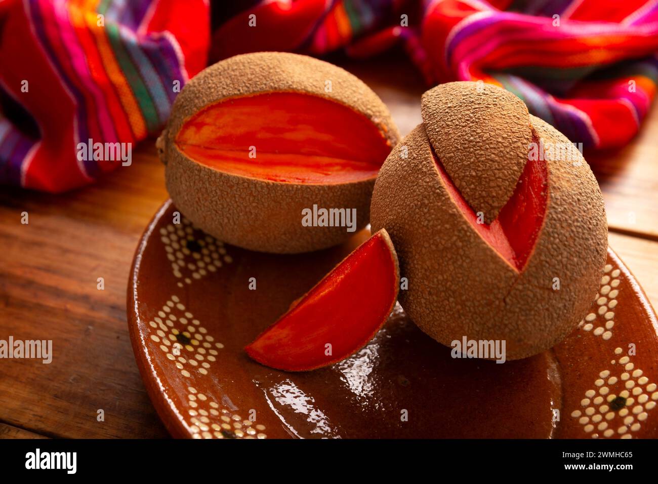 Mamey, (Pouteria sapota) frutto originario del Messico e di altri paesi americani, in alcuni paesi è conosciuto come Zapote, Sapote o Mamey rosso. Foto Stock