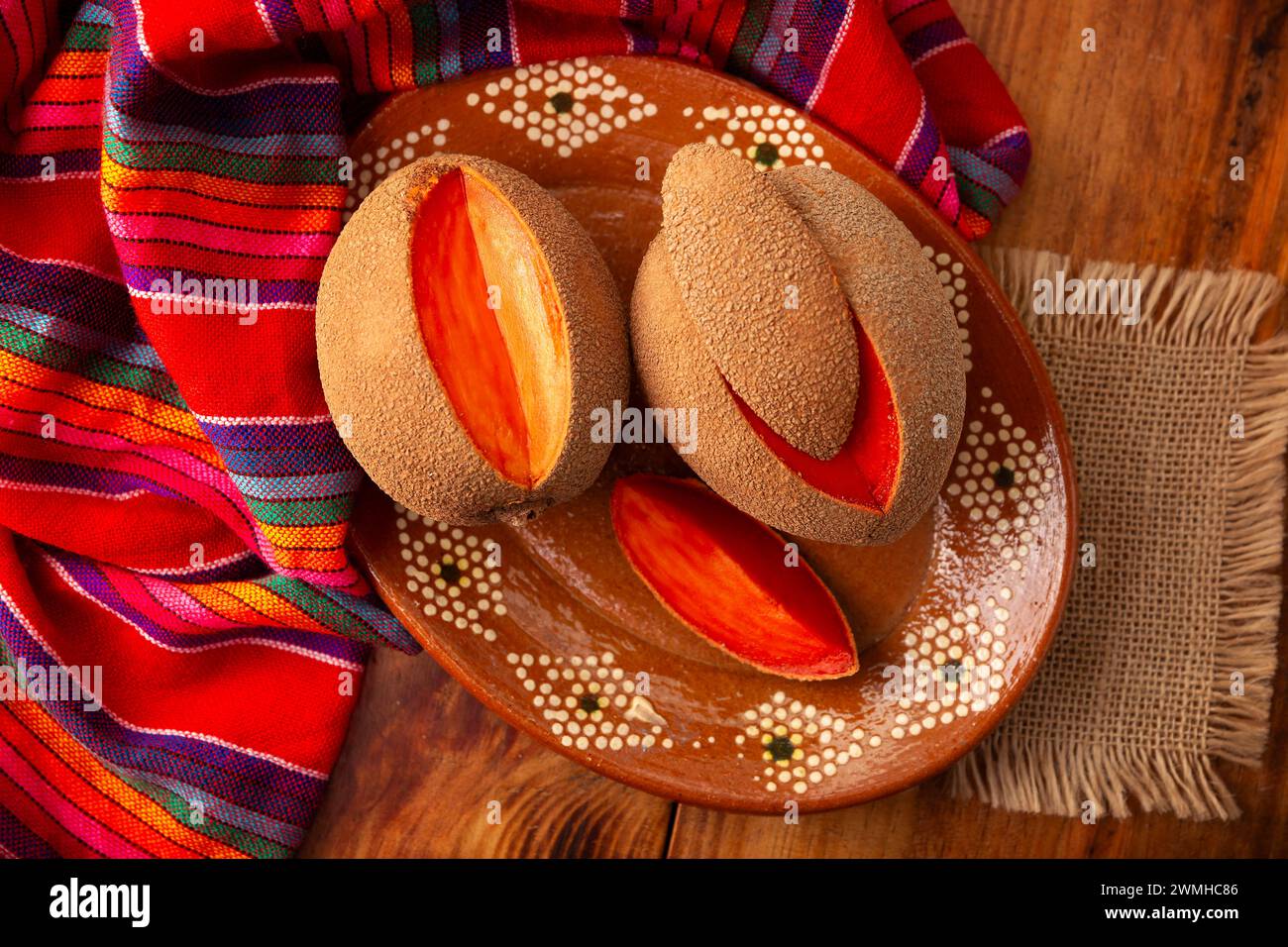 Mamey, (Pouteria sapota) frutto originario del Messico e di altri paesi americani, in alcuni paesi è conosciuto come Zapote, Sapote o Mamey rosso. Foto Stock