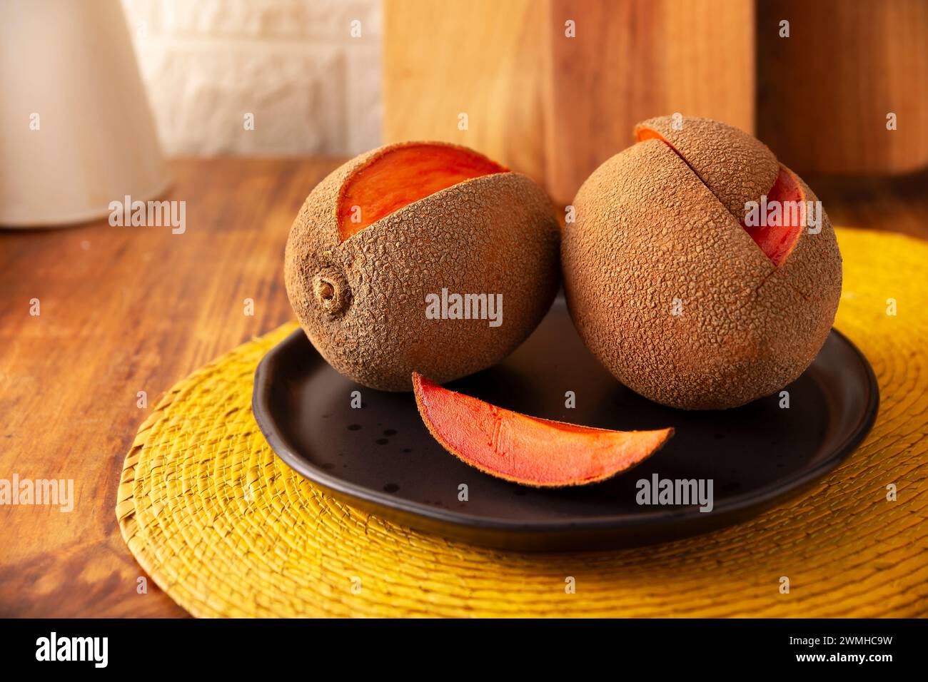 Mamey, (Pouteria sapota) frutto originario del Messico e di altri paesi americani, in alcuni paesi è conosciuto come Zapote, Sapote o Mamey rosso. Foto Stock