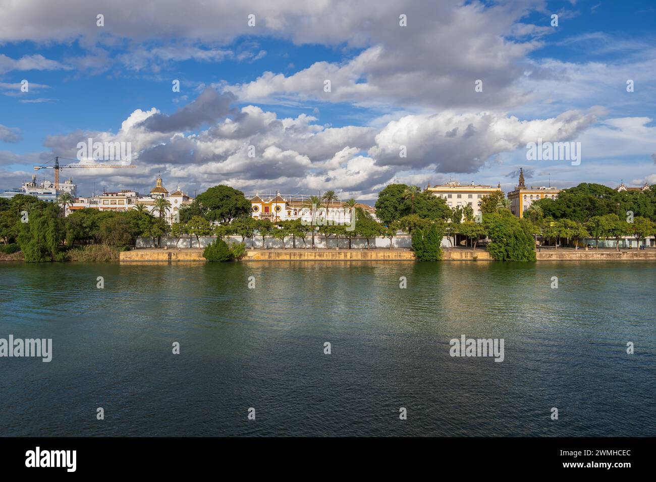Skyline della città di Siviglia dal fiume Guadalquivir in Andalusia, Spagna. Foto Stock