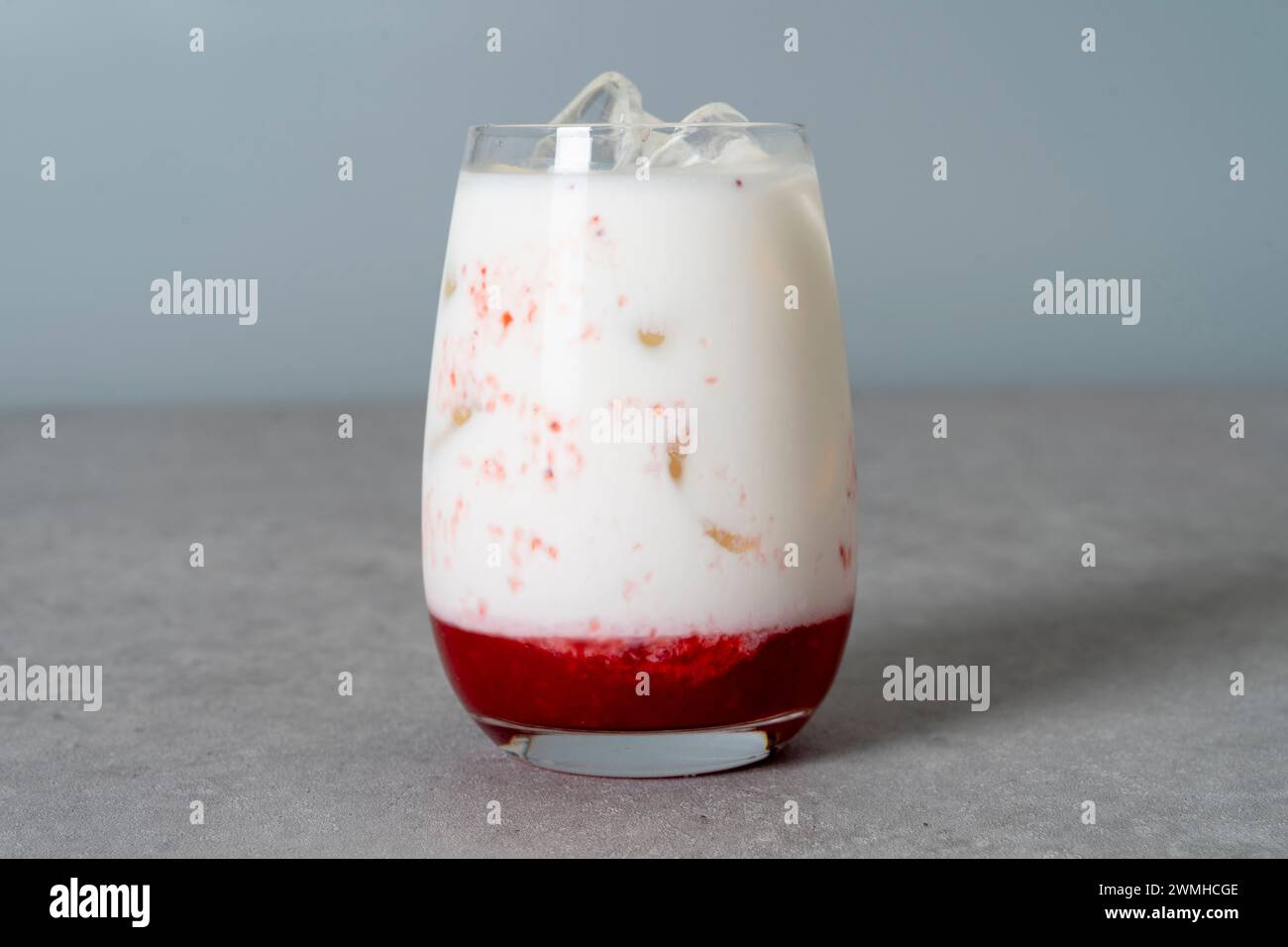 Piatto di cucina coreana crema di fener latte Matcha latte Dolce latte Dolce latte tè verde pompelmo mirtillo frutta della passione mango tè al limone yogurt SM Foto Stock