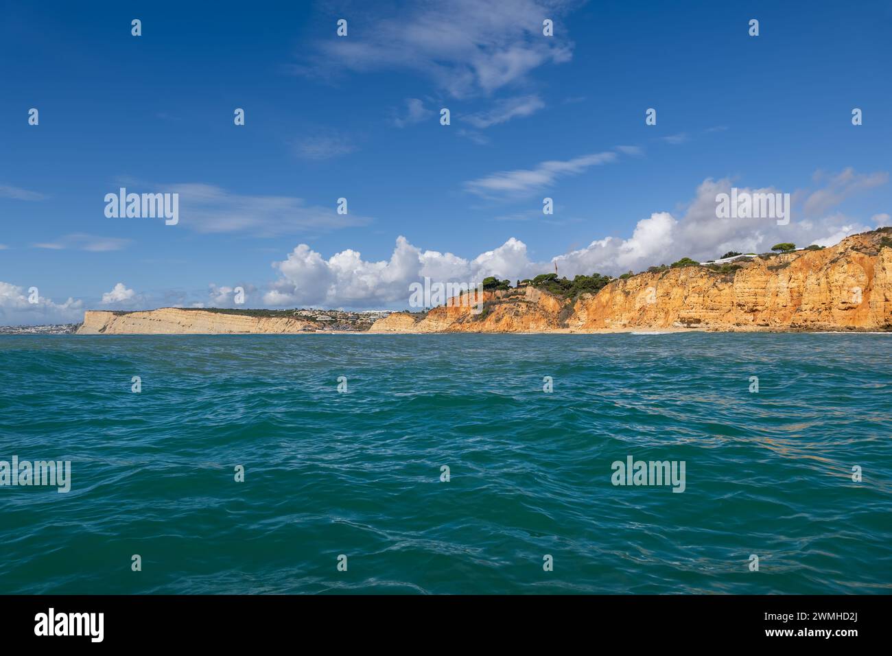 Costa dell'Algarve vista dall'Oceano Atlantico nel Portogallo meridionale. Foto Stock