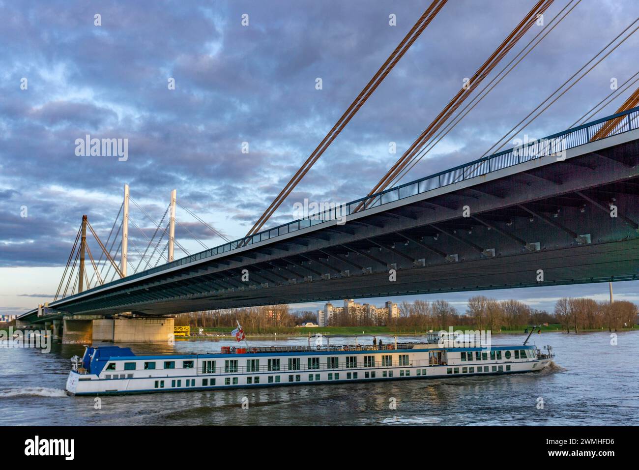 Swiss Ruby, nave da crociera fluviale sotto il ponte A40 Neuenkamp, pilastri e cavi di collegamento del nuovo ponte autostradale sul Reno vicino a Duisburg, la vecchia Foto Stock