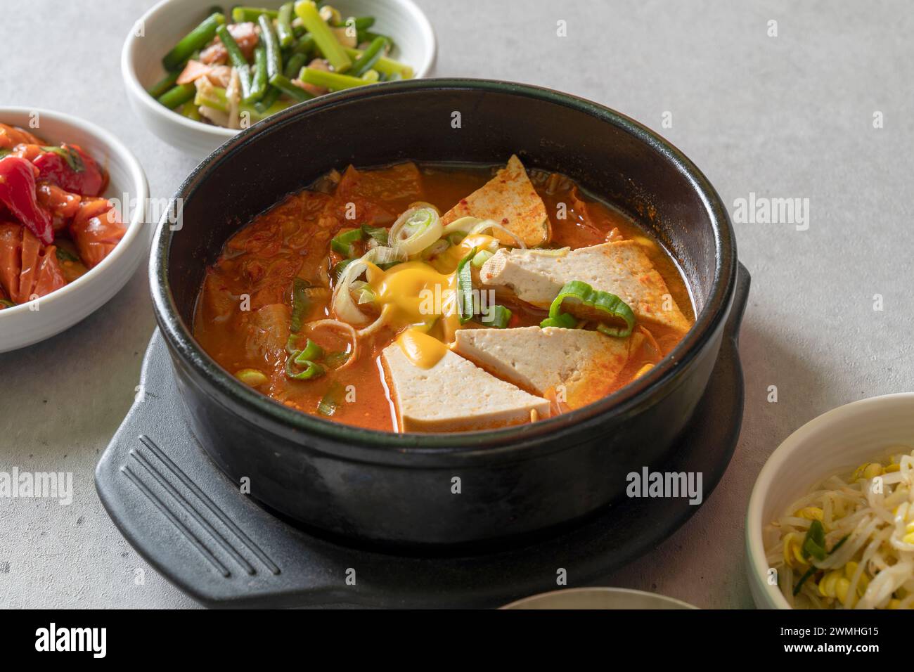 Stufato kimchi, budae-jjigae, kimchi-jjigae, cheonggukjang, maiale saltato in padella, stufato di salsiccia pasta di fagioli a fermentazione rapida Foto Stock