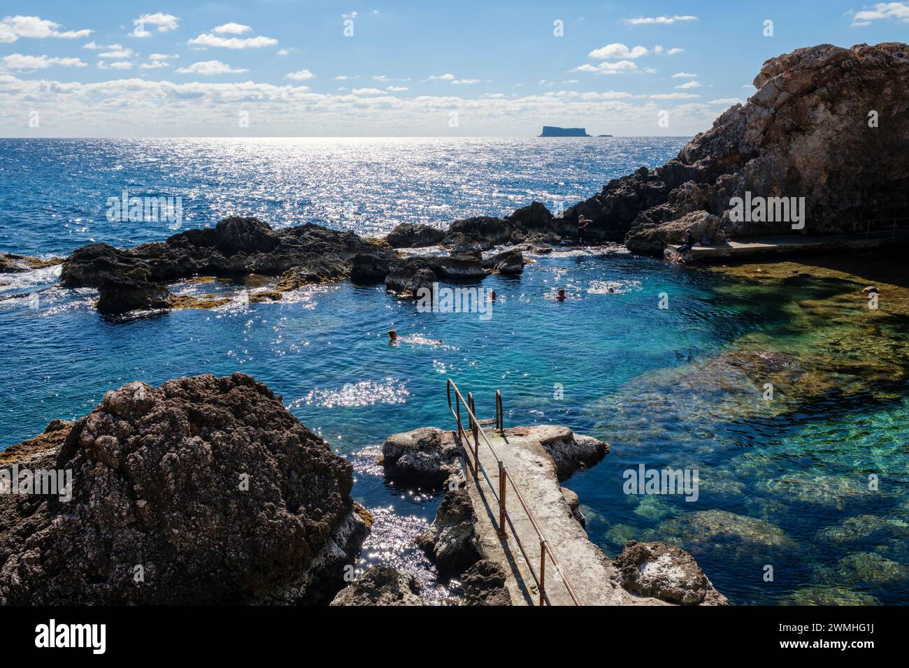 Ghar Lapsi con l'isola di Filfla in lontananza, Malta Foto Stock