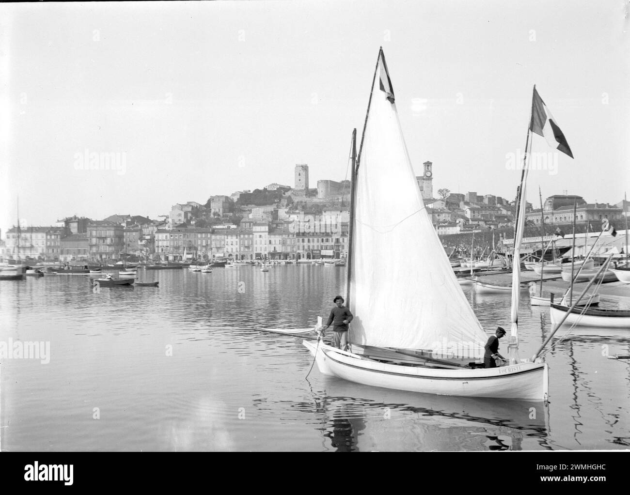 Marine francesi nella loro barca a vela e nave di legno nel sud-est della Francia. Inizio del XX secolo. Vecchia foto digitalizzata. Foto Stock