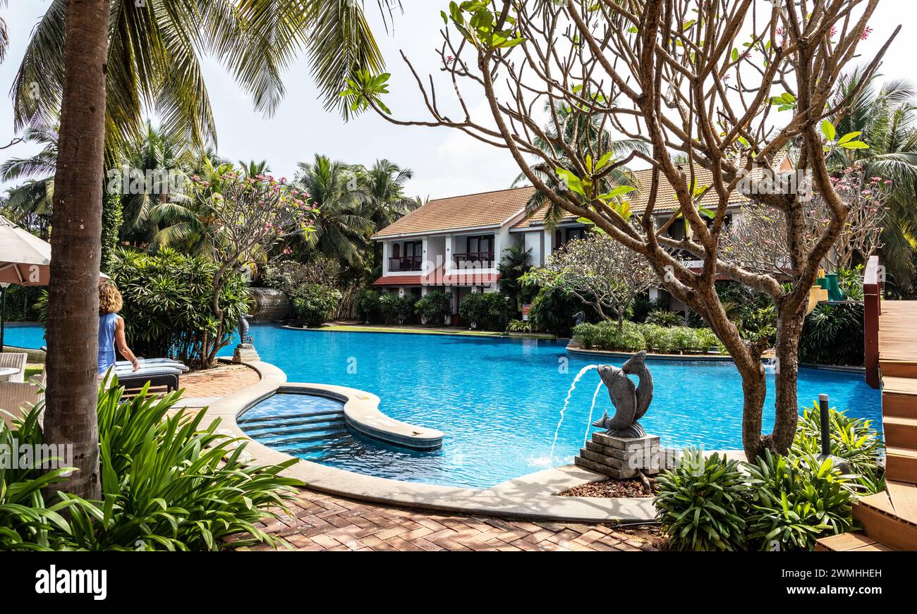 Il nuoto al Radisson Blue a Mamallapuram in India Foto Stock