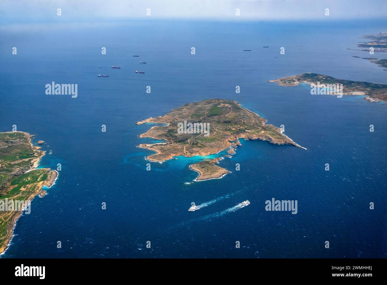 Vista aerea dell'isola di Comino tra Malta e Gozo, traghetti in acqua Foto Stock