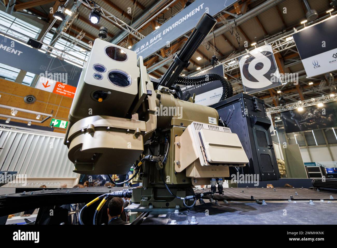 Norimberga, Germania. 26 febbraio 2024. Una postazione per armi è esposta sul tetto di un veicolo alla fiera Enforce TAC per la tecnologia di sicurezza presso lo stand Diehl Defence. La fiera per i membri delle autorità di sicurezza e delle forze armate si svolgerà dal 26 al 28 febbraio 2024. Crediti: Daniel Karmann/dpa/Alamy Live News Foto Stock