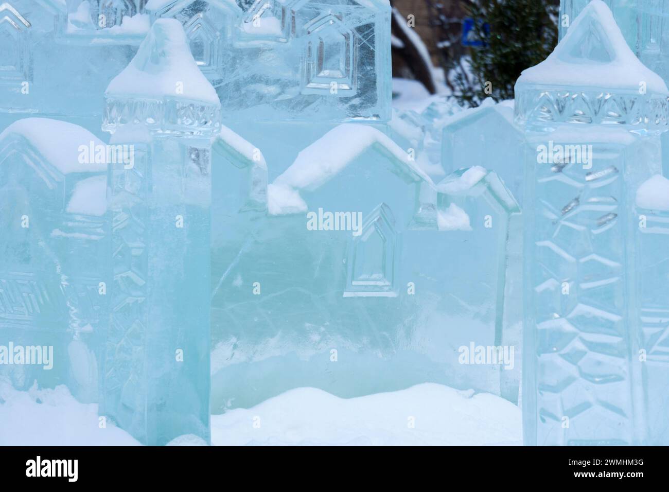 Ammira l'incantevole bellezza di numerosi scintillanti cristalli di ghiaccio. Foto Stock