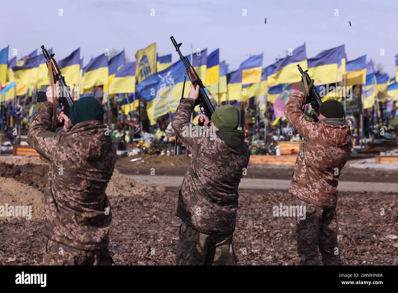 Charkiw, Ucraina. 26 febbraio 2024. I soldati ucraini sparano un saluto durante la sepoltura di otto soldati ucraini uccisi nella guerra in un cimitero di Charkiv. Secondo il presidente Zelenskyi, 31.000 soldati ucraini hanno già perso la vita nei due anni dall'inizio dell'attacco russo all'Ucraina. Crediti: David Young/dpa/Alamy Live News Foto Stock