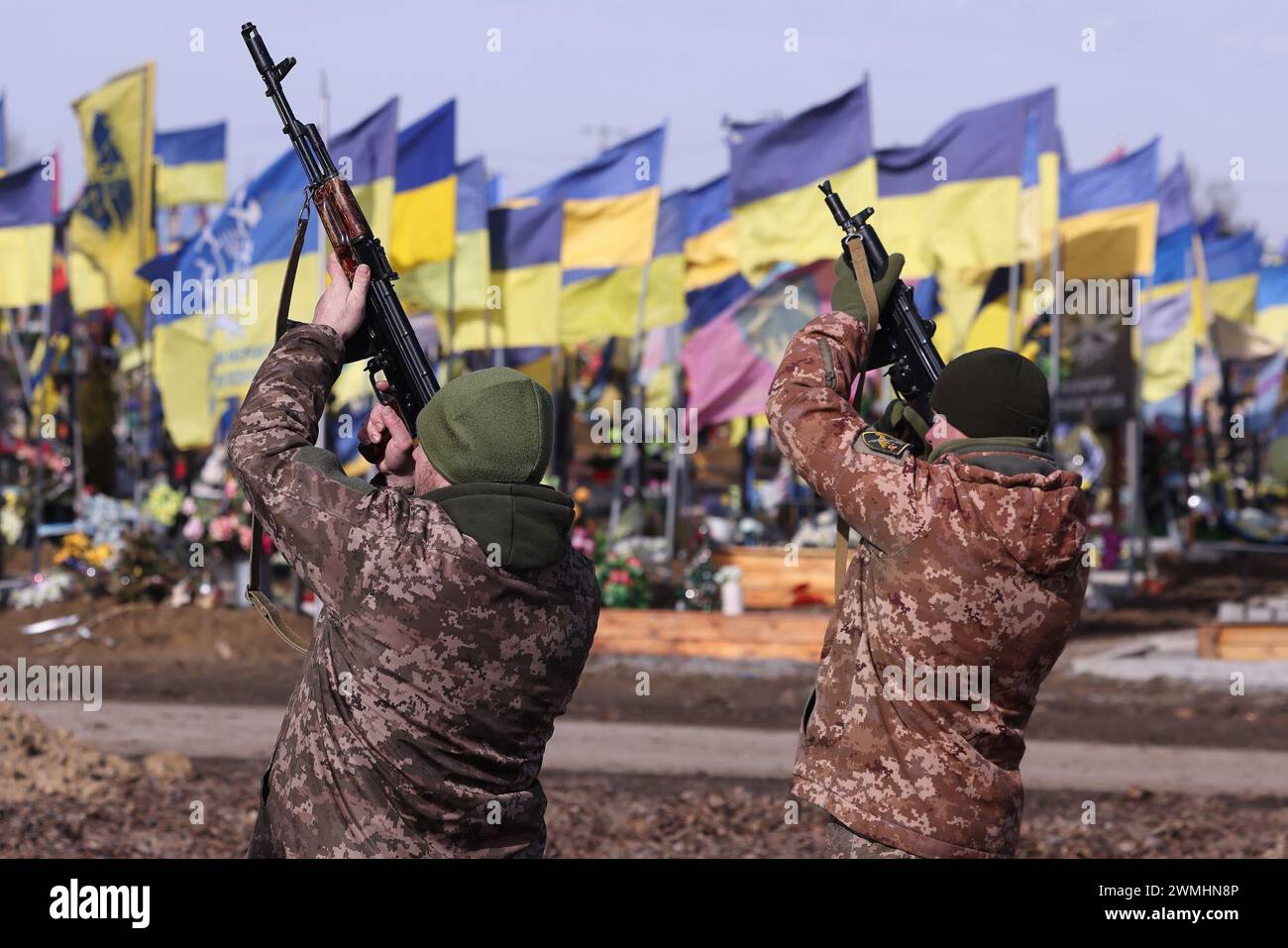 Charkiw, Ucraina. 26 febbraio 2024. I soldati ucraini sparano un saluto durante la sepoltura di otto soldati ucraini uccisi nella guerra in un cimitero di Charkiv. Secondo il presidente Zelenskyi, 31.000 soldati ucraini hanno già perso la vita nei due anni dall'inizio dell'attacco russo all'Ucraina. Crediti: David Young/dpa/Alamy Live News Foto Stock