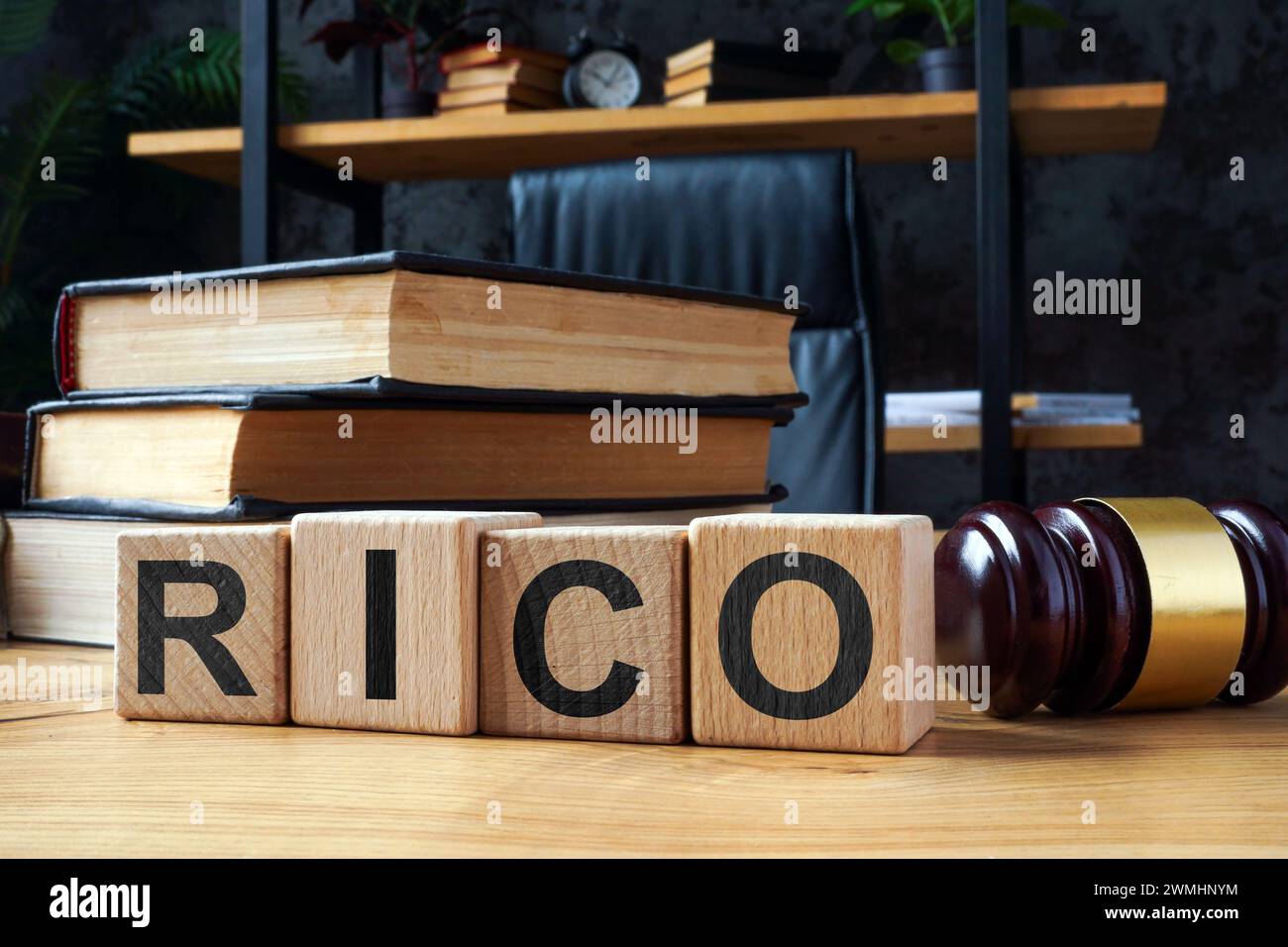 Cubi con lettere RICO Racketeer Influenced and Corrupt Organizations Act and Gavel. Foto Stock
