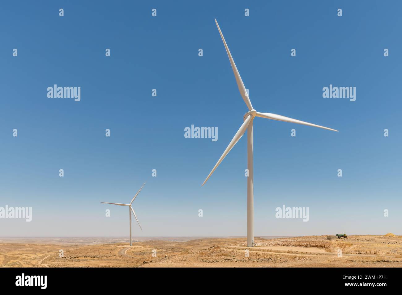 Sorprendentemente la Giordania ha un gran numero di turbine eoliche situate nelle zone più alte del paese. Foto Stock