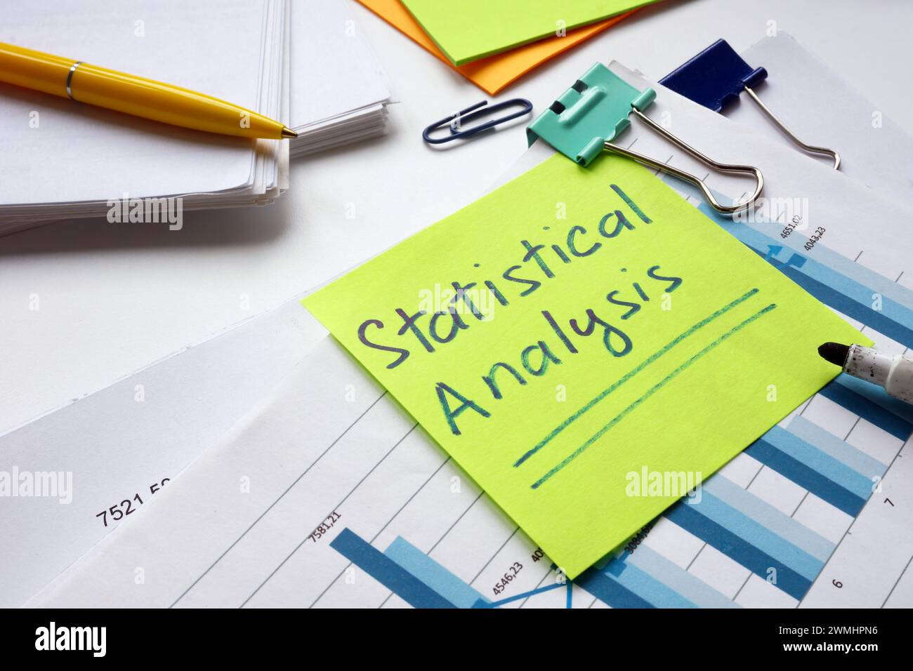 Una pila di documenti con un rapporto e un'analisi statistica delle note adesive. Foto Stock