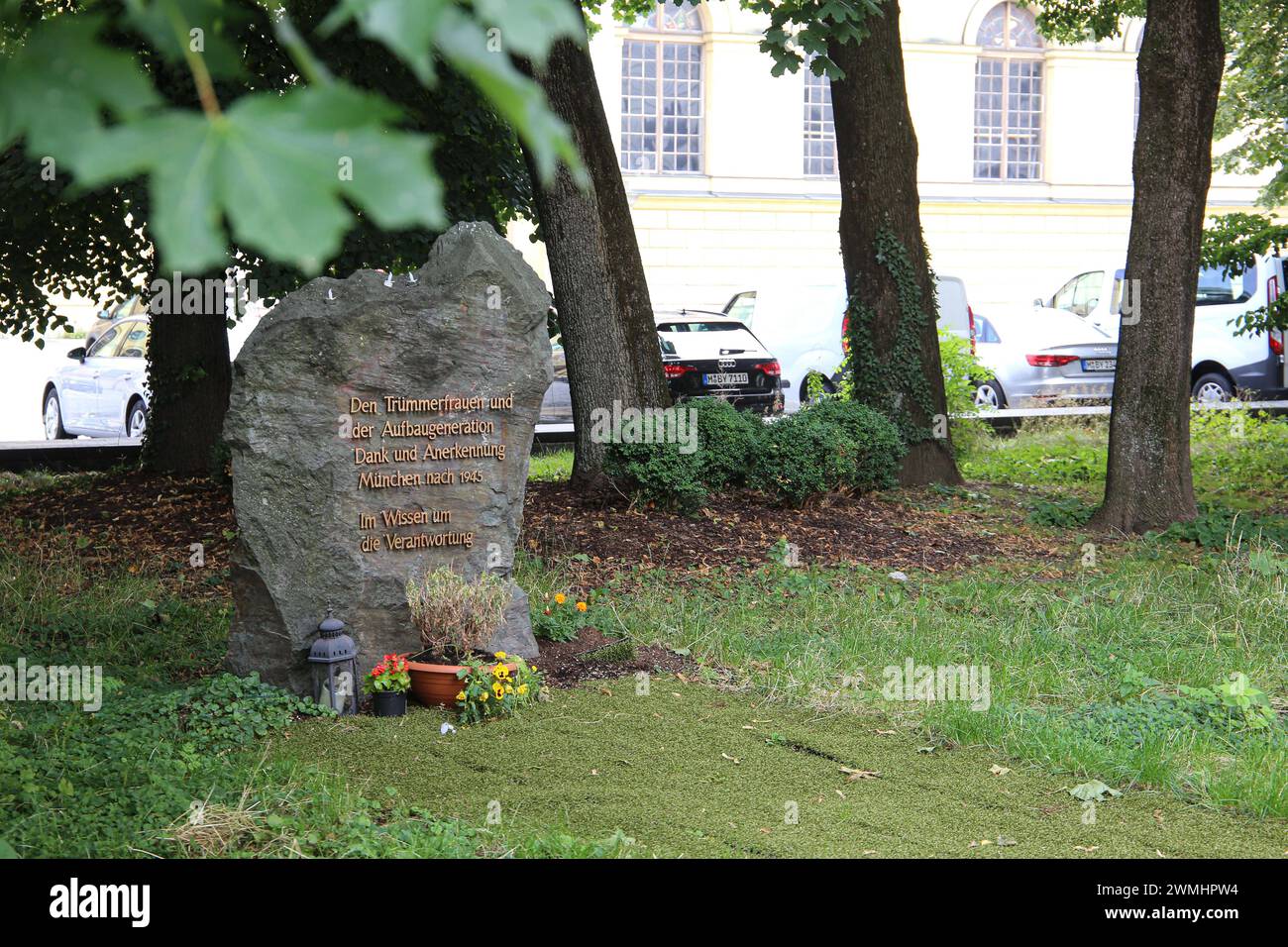 Trümmerfrauen Denkmal in München Das Münchner Trümmerfrau-Denkmal am Marstallplatz bzw. Alfons-Goppel-Straße a München. Inschrift: Den Trümmerfrauen der AufbauGeneration Dank und Anerkennung. München nach 1945. Im Wissen um die Verantwortung . Es wurde im mai 2013 errichtet. -- la Monaco di Baviera Trümmerfrau-Denkmal sulla Marstallplatz o Alfons-Goppel-Strasse a Monaco. Iscrizione: Grazie e riconoscimento alle donne della generazione della ricostruzione. Monaco di Baviera dopo il 1945 nella conoscenza della responsabilità. Fu eretta nel maggio 2013. München Bayern Deutschland Copyright: XMichaelxLucanx Foto Stock