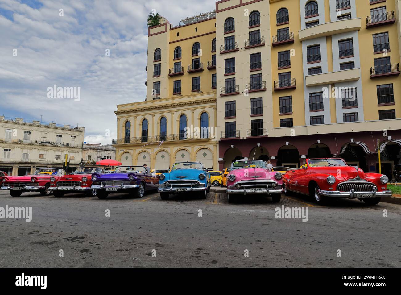 023 Red-Purplish Blue-Blue-Pink auto d'epoca americane -Almendron, carro armato Ford-Chevrolet-Buick dal 1957-55-50-48- sul Paseo del Prado. L'Avana-Cuba. Foto Stock