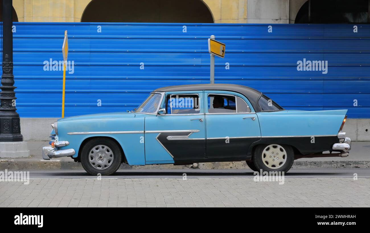 027 Vecchia auto in alluminio blu chiaro e scuro, serbatoio yank, Plymouth Classic, dal 1956 sul lungomare del Paseo del Prado. L'Avana-Cuba. Foto Stock