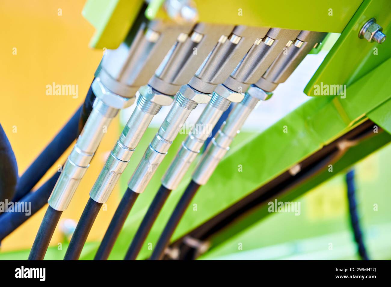 Tubi flessibili idraulici su apparecchiature industriali Foto Stock