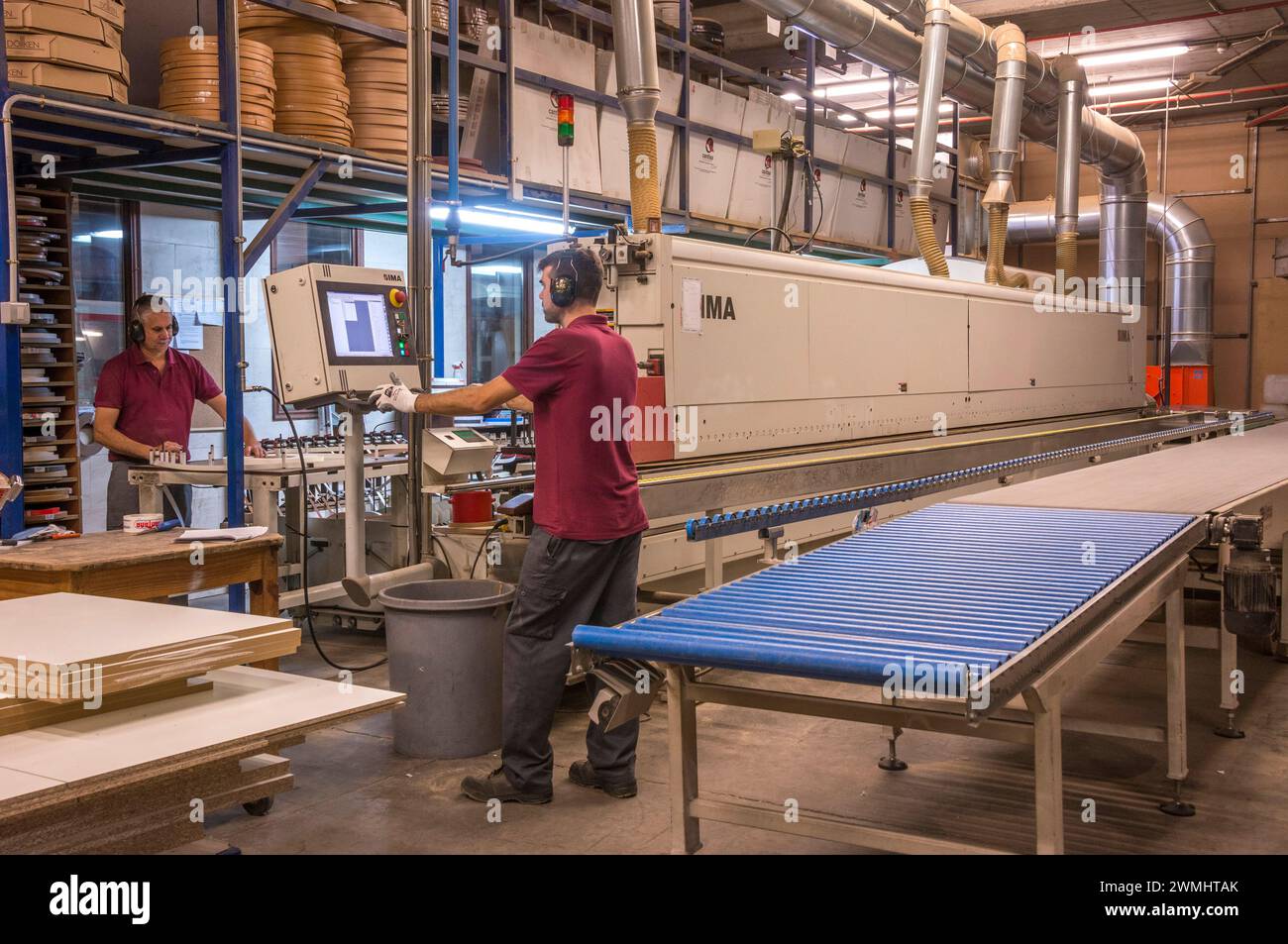 Lavoratori che gestiscono macchine in una falegnameria industriale nelle Isole Canarie Foto Stock