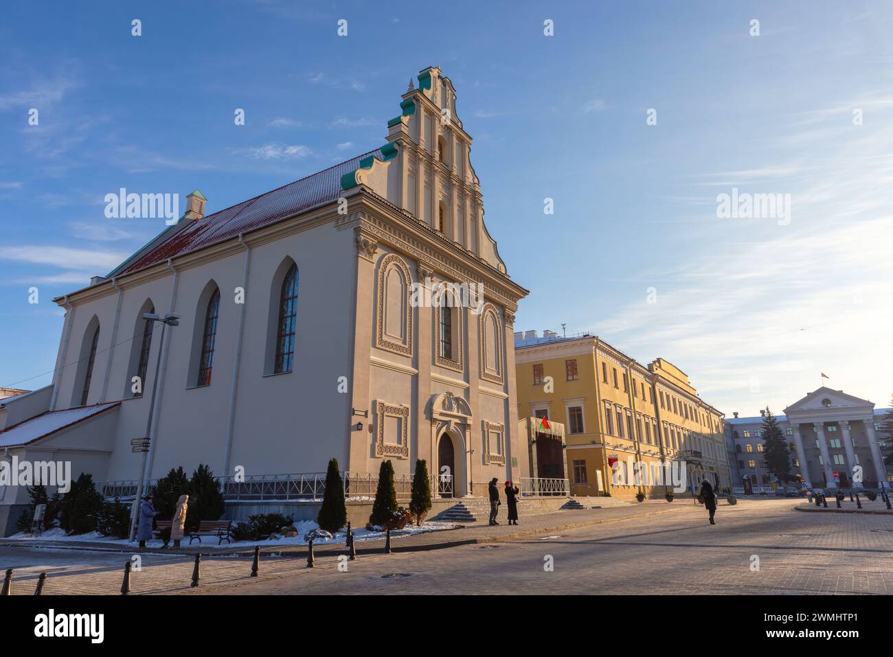 Minsk, Bielorussia - 7 gennaio 2024: Vista sulla strada con Piazza della libertà in una giornata invernale di sole, la gente comune cammina per la strada di fronte alla città alta Co Foto Stock