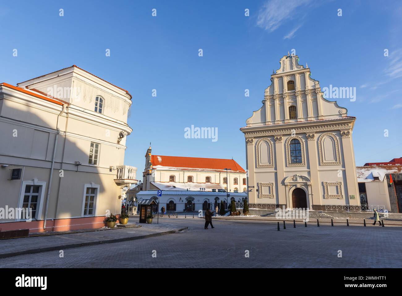 Minsk, Bielorussia - 7 gennaio 2024: Vista sulla strada con Piazza della libertà in un giorno d'inverno, la gente comune cammina per la strada di fronte al Concerto della città alta Foto Stock