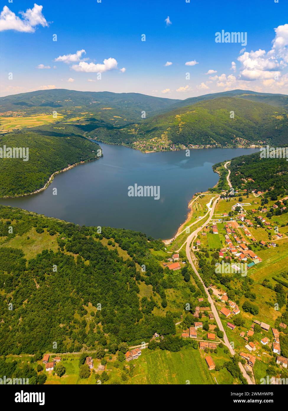 Il lago Bovan vicino a Sokobanja è stato girato dalla vista del paesaggio dei droni. Foto Stock