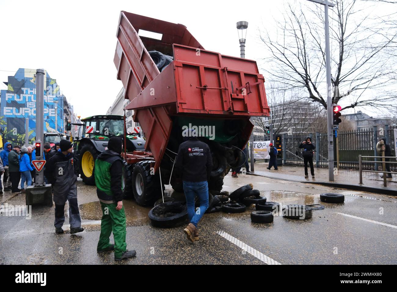 Bruxelles, Belgio. 26 febbraio 2024. La gente si riunisce durante una protesta contro gli agricoltori europei per pressioni sui prezzi, tasse e regolamentazione verde, il giorno di una riunione dei ministri dell'Agricoltura a Bruxelles, Belgio, 26 febbraio 2024. Credito: ALEXANDROS MICHAILIDIS/Alamy Live News Foto Stock