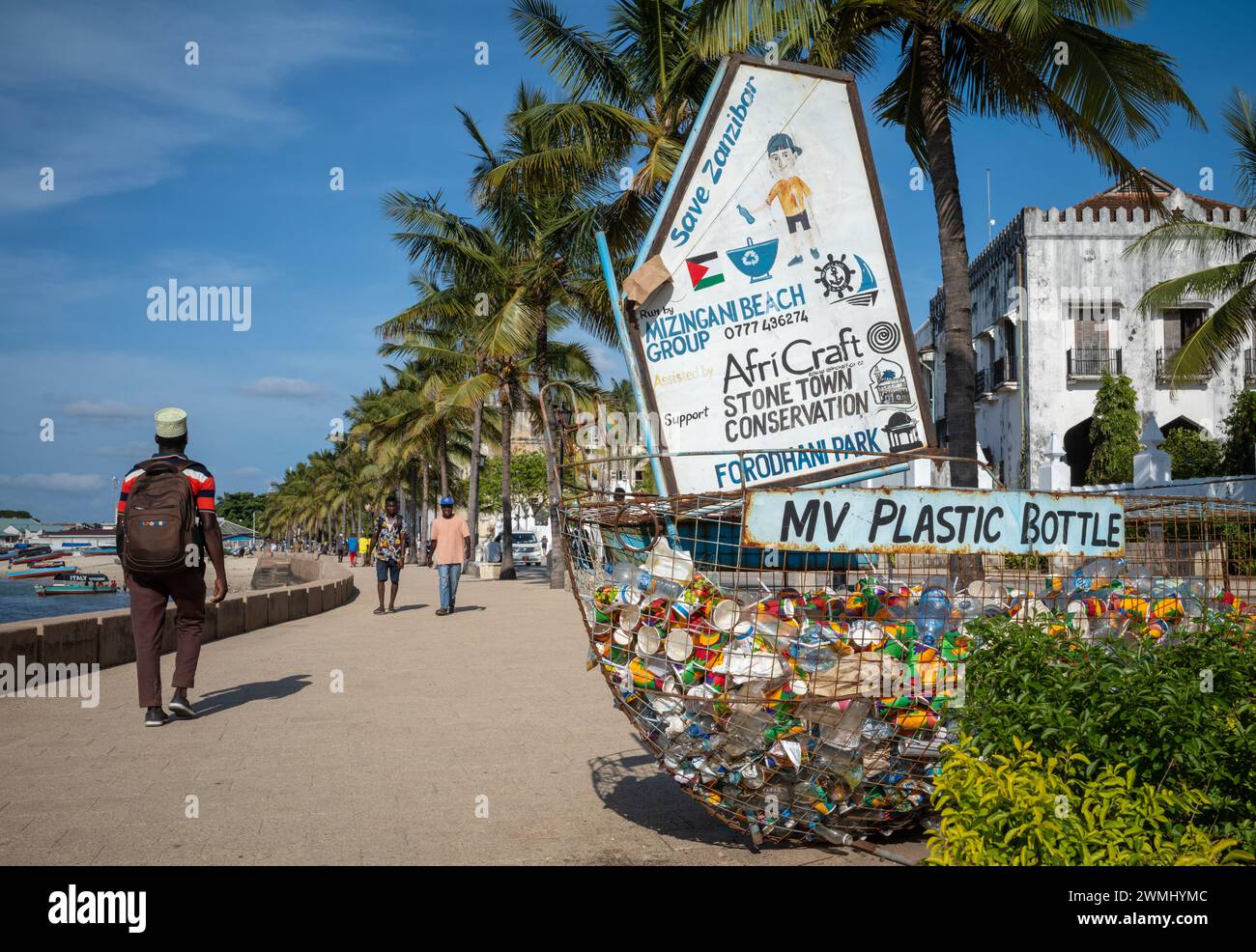 Un cestino a forma di nave chiamato MV Plastic Bottle per riciclare la plastica sul lungomare di Stone Town, Zanzibar, Tanzania Foto Stock