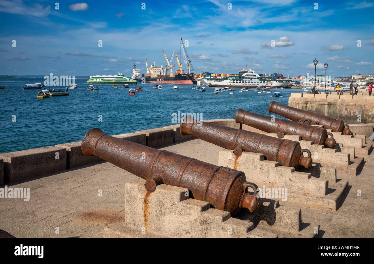 Antico cannone di nave risalente all'inizio del XIX secolo sulle mura del mare vicino all'argine di Stone Town, Zanzibar, Tanzania. Foto Stock