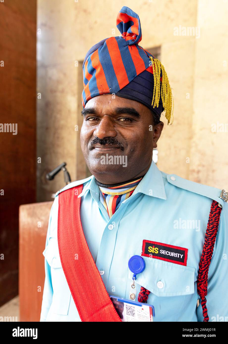 Uomo della sicurezza in uniforme indiana tradizionale Mysore India Foto Stock