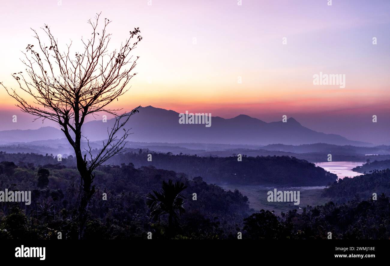 Vista al tramonto delle montagne a Wayanad, India Foto Stock