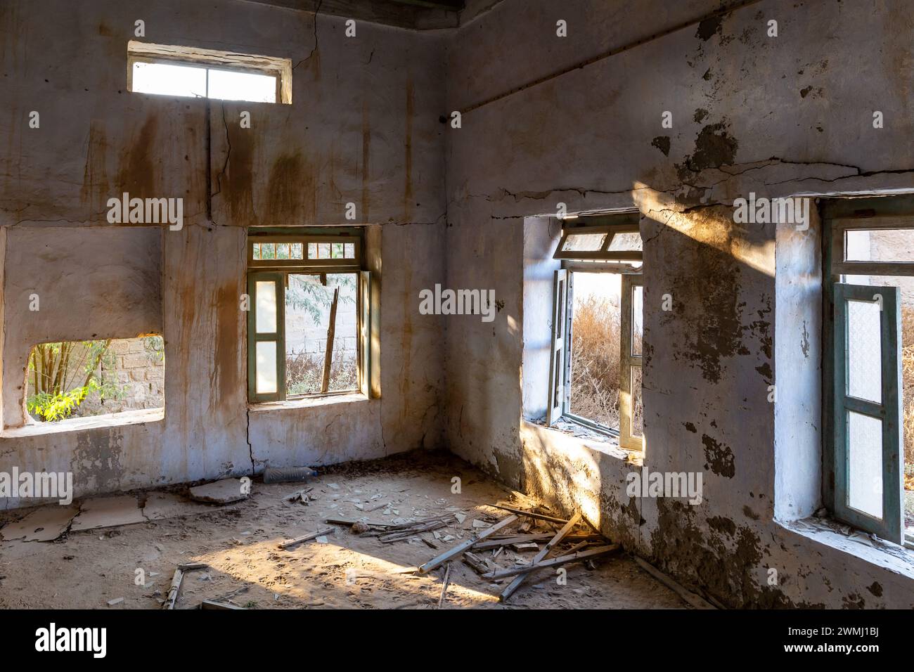 L'interno dell'edificio è stato demolito con finestre rotte a al Jazirah al Hamra, città abbandonata a Ras al Khaimah, Emirati Arabi Uniti. Foto Stock