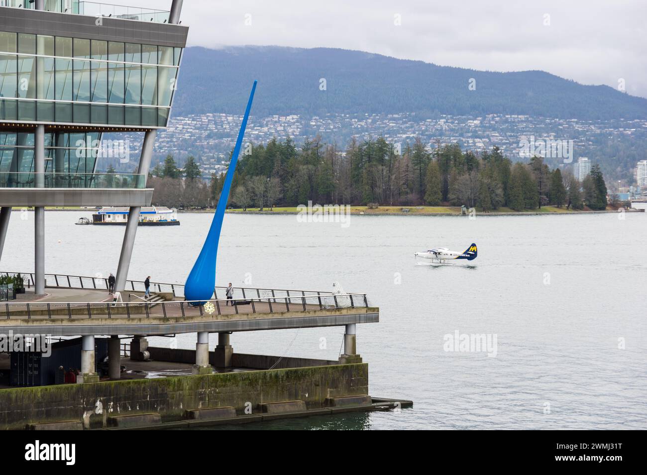 Una vista del Canada Place Convention Center, che mostra la discesa, le persone che camminano sulla banchina e un aereo marittimo della Harbour Air appena atterrato. Foto Stock