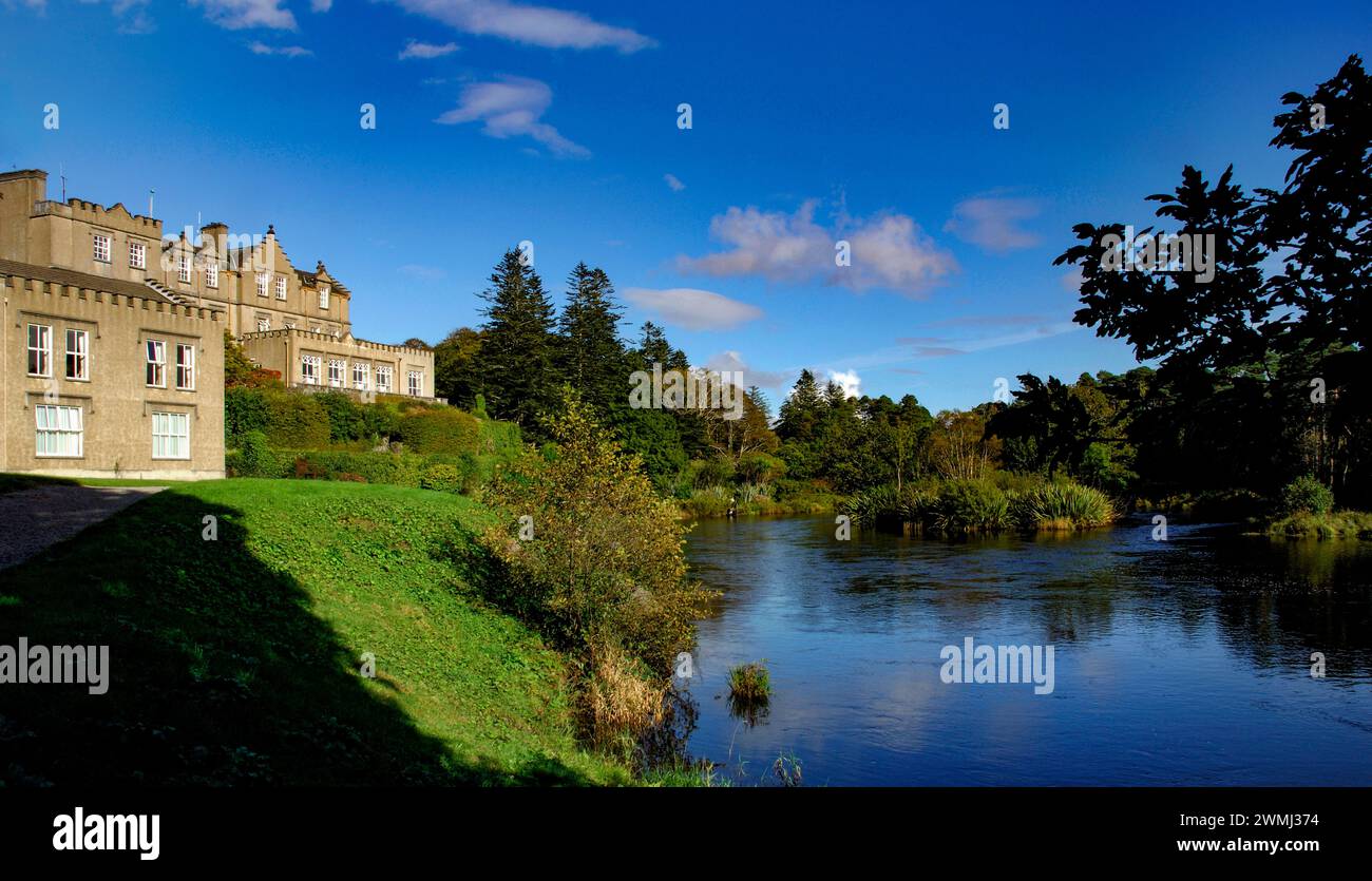 Ballynahinch Castle Hotel, Owenmore River, Connemara, Contea di Galway, Irlanda Foto Stock