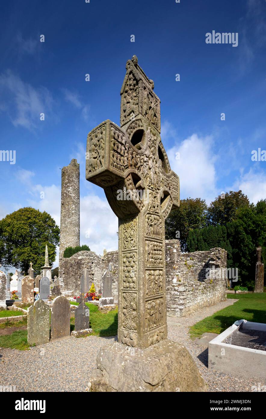 Muiredach's High Cross and Round Tower, Monasterboice Graveyard, Contea di Louth, Irlanda Foto Stock Muiredach's High Cross and Round Tower, Monasterboice Graveyard, Contea di Louth, Irlanda Foto Stock