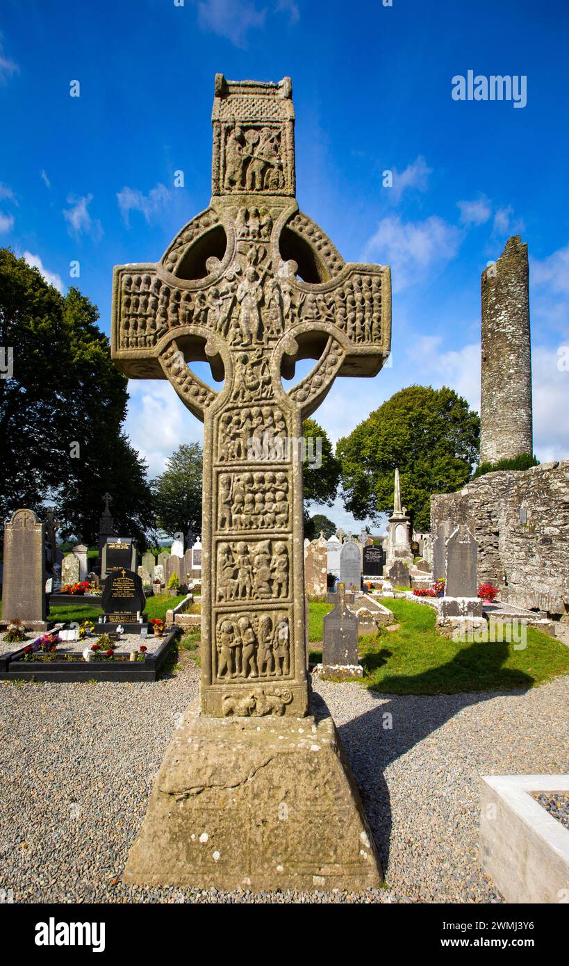 Muiredach's High Cross and Round Tower, Monasterboice Graveyard, Contea di Louth, Irlanda Foto Stock Muiredach's High Cross and Round Tower, Monasterboice Graveyard, Contea di Louth, Irlanda Foto Stock
