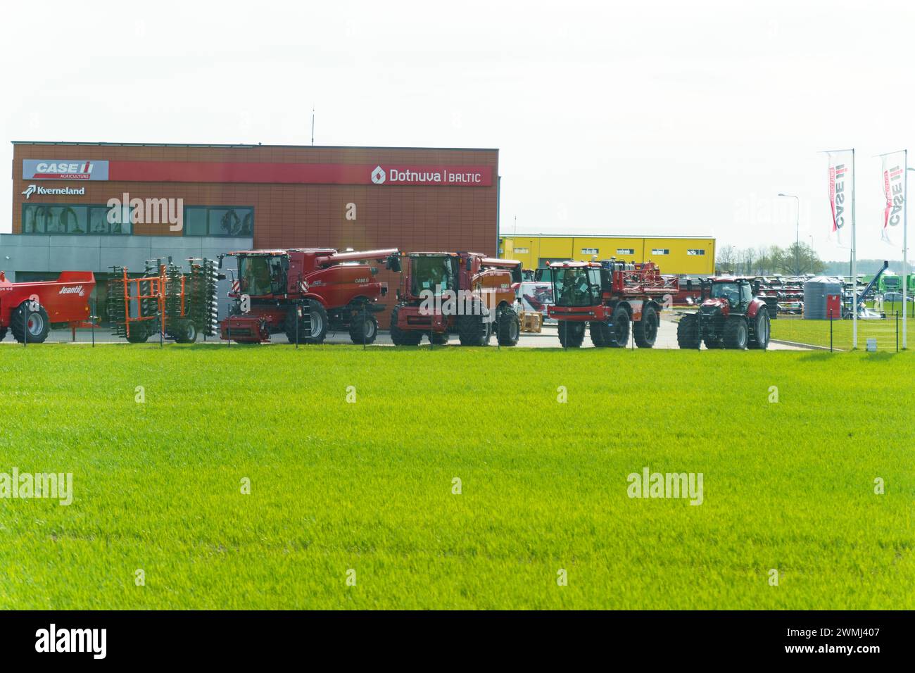Dotnuva, Lituania - 2 maggio 2023: Una linea di macchine agricole rosse, tra cui trattori e raccoglitrici, è in mostra fuori dal Dotnuva Atlanti Foto Stock