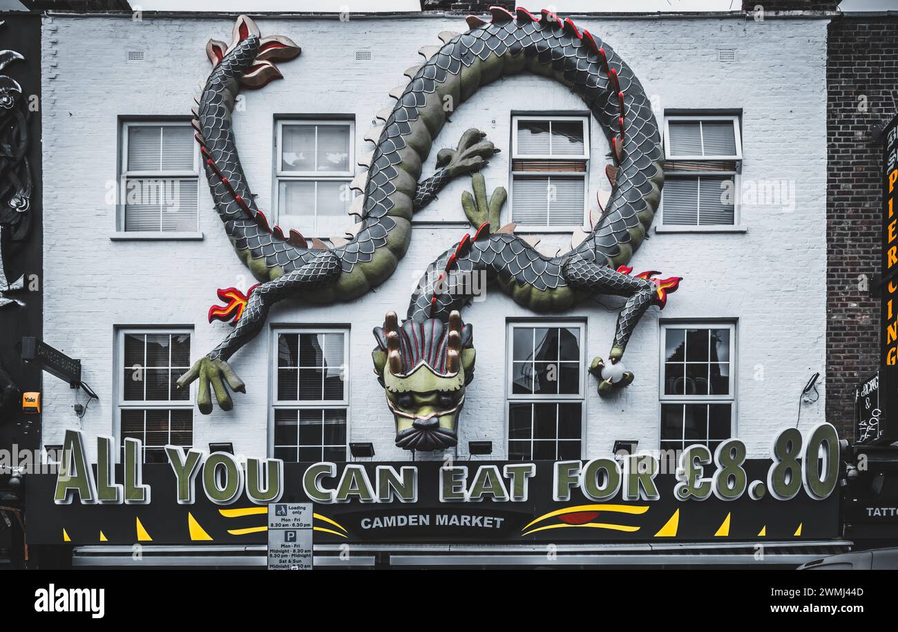 Un murale Dragon adorna l'esterno dell'edificio Chinatown, Londra, Regno Unito Foto Stock